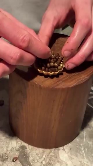 When an artist creates something intricate and time-consuming, we call it beautiful. When a chef does the same thing, people often say “what’s the point?” 🤷🏽‍♂️At Tres Rotterdam, Chef Michael Vanderkroft and his team might not call themselves artists. But the effort they put into their food creations? That’s exactly the same. 👨‍🍳Take this dish. A tartlet filled with cream of sudachi, honey mousse, and egg white garum. To complete the dish, chef de parti Niels painstakingly places 55 pumpkin 