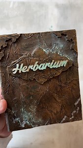 2.3K views · 69 reactions | PARTE 1 Mini álbum Herbarium Silvae utilizando las Crafty shape Textura falso cuero envejecido, termina en la PARTE 2 Habéis pedido muchísimo este tutorial así que espero que os guste y ver vuestras versiones! @stamperiainternational #herbarium #leathereffect #efectocuero #vintage #stamperia #minialbum #scrapbooking | Cristina Radovan | Facebook