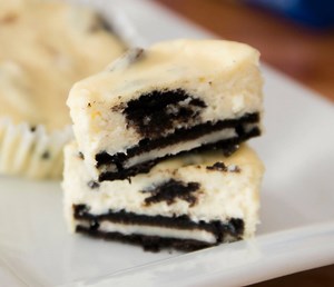 Discover the surprise at the bottom of these yummy cheesecake cups... Full recipe: tipbuzz.com/oreo-cheesecake-cups Pin it: https://www.pinterest.com/pin/362610207482432878/ | TipBuzz