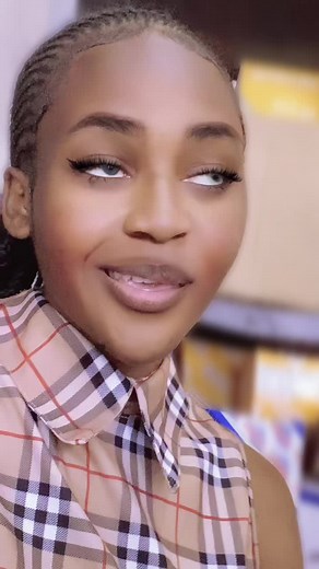 It’s very difficult to make a song that talks about being single when you are with people who know your partner 😂🤣🤣🤣🤣#fyyyyyyyyyyyyppppppppppppppp #fypシ゚viral #foryoupage #beauty #loveyoutiktok