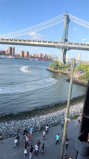Dumbo Brooklyn Views as peaceful as can be #pebblebeach #dumbo #brooklynviews #rooftopviews #adventurevibes #peaceandlove #views #newyorkcity #newyorkfunthings #newyorkskyline #newyorktourist #newyorkcityviews