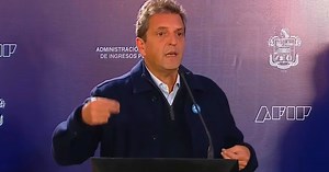 Sergio Massa presentó en la Aduana un impreso auténtico de la Declaración de la Independencia de 1816 y llamó a "luchar por la soberanía"