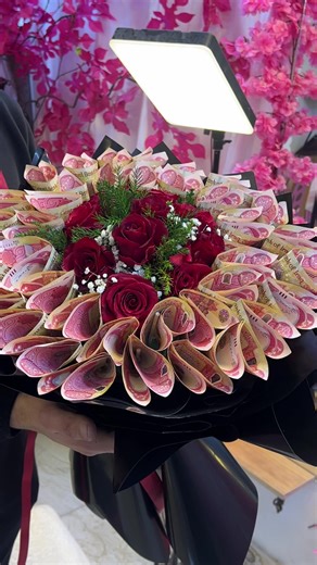 بوكي فلوس مع ورد طبيعي أحمر 🌹 مرتّب داخل جلاد أسود ملكي يطي فخامة وهيبة غير شكل 🔥 اختيار مثالي لـ: ❤️ عيد ميلاد 💍 خطوبة 🎓 تخرج 🎉 مفاجأة رومانسية الفلوس حسب طلبكم 💵 عدد الورد حسب الميزانية 🌹 ترتيب راقي يليق باسم هدايا ازاد 👑 📍 بغداد – الحرية 📲 للطلب مراسلة خاص أو واتساب ⸻ 🔥 هاشتاكات ترند العراق: #هدايا_ازاد #بوكي_فلوس #ورد_طبيعي #بغداد #هدايا_بغداد