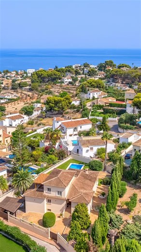 ✨Luxury Villa in Benissa with 960m2 plot and private pool✨ Can you imagine this as yours? 💭 #livingcostablanca #costablancarealestate #alicanterealestate #benissaproperties | Costa Blanca Bolig