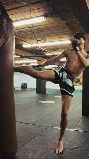 Optimability on Instagram: "14-hour days without real food and energy takes it’s toll. When Optimability stepped in using bloodwork to carefully curate and prep Sam’s meals, energy and focus undoubtedly hit a whole new level. Health is more than just looking good, it’s about true performance. Check out the link in bio @optimability to book a call and tap into a new level with your health. #longevity #peakperformance #biohacking #founderstory #enterprenuership"