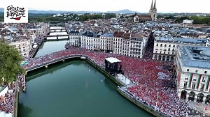 La foule des festayres et l'Harmonie bayonnaise pour "La Peña Baiona" lors de l'ouverture des Fêtes de Bayonne 2023. Vous y étiez ? | ici Pays Basque