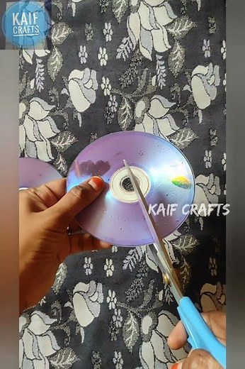 how to cut cd easily / cd cutting/ cd hack /Method 1