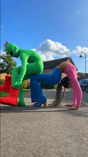 TRYING ON SHOES WITH ALIEN! RATE ALIENS SHOES OUT OF TEN!🫶💃✨