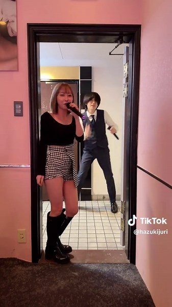 モーニング娘のここにいるぜぇを歌う