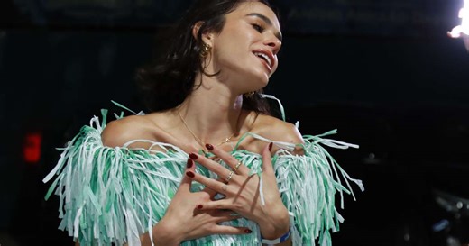 Em evento com João Guilherme, Marquezine usa look de R$ 25 mil