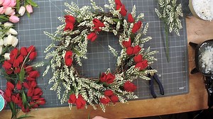 Who's made a tulip wreath before, y'all? How do you like making them? We LOVE them! | DecoExchange