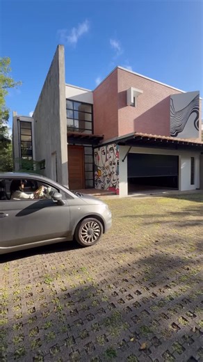 Maison Victoria on Instagram: "#ForSale 4 000 000 € pour 400m2 en Martinique. Nichée au cœur d’une forêt tropicale préservée, La Maison dans les bois incarne l’excellence du luxe moderne caribéen. Merci @michelle_mntk pour cette belle visite. Si vous souhaitez plus d’informations sur cette propriété, contactez-nous. #hometour #martinique #architecture"