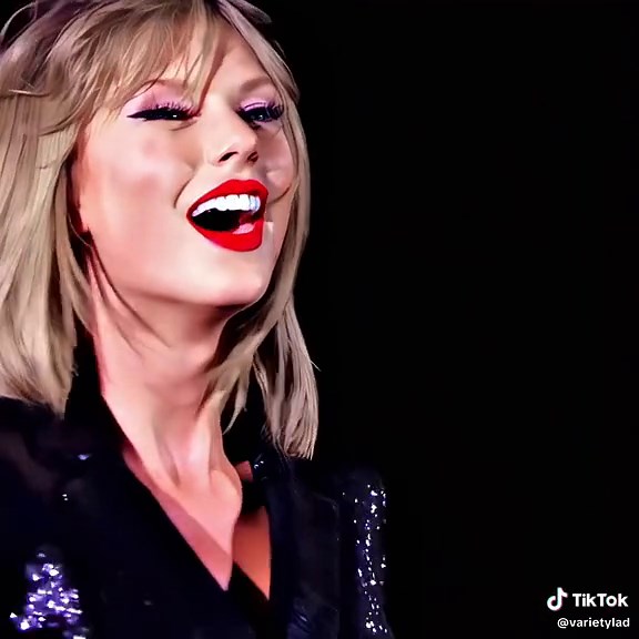 Taylor Swift Blank Space Performance In 8K Quality