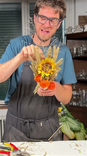 Herbst Deko Idee mit einer Sonnenblume #diy #herbst #floral #florist #blumenmann