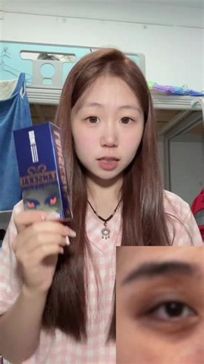 谁懂啊！熬夜党终于挖到救星了！✨蓝系这个眼棒真的太懂我们了！银管的设计超有质感，早晚用不同颜色的头头，一支就能搞定黑眼圈、浮肿和细纹，涂上去冰冰凉凉的，像给眼周敷了冰美式一样提神，木质香调也超戳人！再也不用顶着熊猫眼出门，眼神都亮了好几个度，懒人护肤真的会谢！#蓝系眼棒 #熬夜必备 #大学生好物推荐 #黑眼圈拜拜 #护肤分享