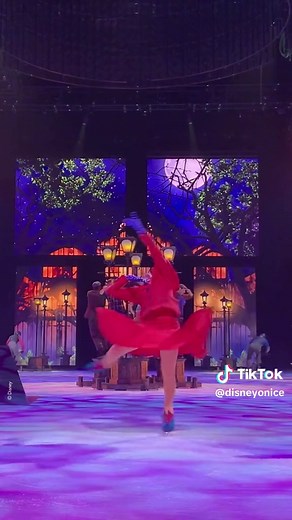 She’s practically perfect in every way ☂️ #MaryPoppins #DisneyOnIce #RoadTripAdventures