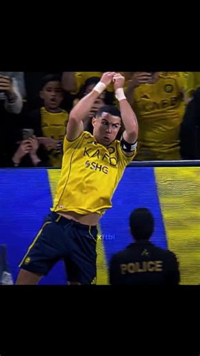 𝕍𝔼ℕ𝕆𝕄 on Instagram: "Follow @sh4fi77 for more 😊 日本利用压电瓷砖将脚步转化为电能。这些瓷砖捕捉来自你脚步的动能。当你行走时, 你的重量和动作会对瓷砖产生压力。瓷砖会轻微弯曲,从而产生机械应力。瓷砖内部的压电材料将这种应力转化为电能。每一步都会产生少量电荷,而数百万步结合在一起就能产生足够的电力来驱动LED灯、 数字显示屏和传感器。在像涩谷车站这样繁忙的地方,每天大约有240万个脚步为这一系统作出贡献。 这些电能可以被储存或立即使用,从而减少对传统电力来源的依赖,并支持可持续的城市基础设施。这种方法将日常运动转化为实用的可再生能源#日本 #知识 #事实 #你知道吗 #推荐科技创新历史 技术 实验热门"