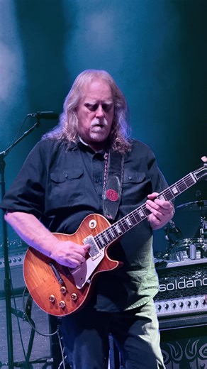 This ripper features @govtmule dealing on “Sco-Mule,” which was first released on 2001’s The Deep End, Vol. 1 album featuring a top-tier of guest bass players after the passing of Mule cofounder Allen Woody. It was nominated for a Grammy in 2003. Gov’t Mule would later release “Sco-Mule” on its own album in 2015 that captured an amazing 1999 concert featuring John Scofield. @thewarrenhaynes is playing a 59’ burst that spent most of its life in Germany touring with musician Dorien Deighton, befor