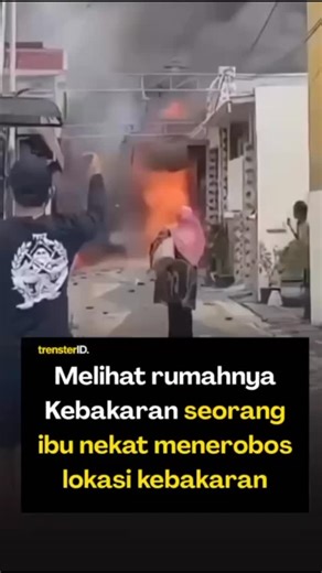 Trenster on Instagram: "Api makin gede, ledakan berkali-kali bikin panik. Seorang ibu nekat mendekati rumahnya yang ikut terbakar sambil nangis, sebelum akhirnya diamankan warga karena takut ada ledakan susulan. Kebakaran gudang sparepart motor terjadi di Petemon, Surabaya, Sabtu siang. 20 unit damkar diterjunkan. Nggak ada korban jiwa, tapi traumanya nyata. --- Follow : @trensterid Sc: Fakta.indo #fyi #semuaorang #jangkauanluas #Kebakaran"