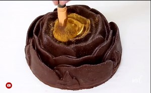 106K views · 992 reactions | Tell me is there something better than an edible golden rose made of chocolate By: Its A Piece Of Cake | MetDaan Cakes | Facebook