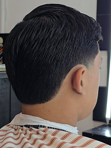 Corte Clásico con Desvanecido en Patillas