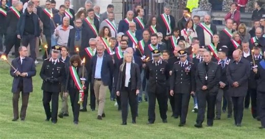 Fiaccolata a Castel d'Azzano per ricordare i tre carabinieri morti nell'esplosione