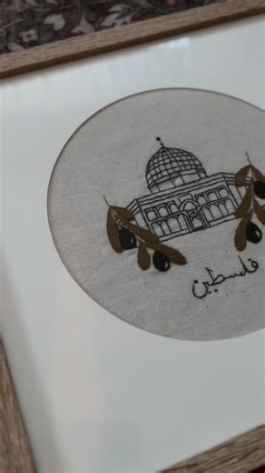 modernes Sticken | Embroidery by Esra Gümüş 🤍 on Instagram: "embroidery X frame 🤍 Ich übe mich darin, die Stickbilder einzurahmen. Einige sehen einfach auch eingerahmt super gut aus 🤍✨"