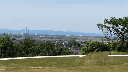 五福芝生スポーツ広場 （富山市）富山大学の近くを通る際、道から盛り上がって見える部分があり登った先はどうなっているのか気になっていた。呉羽山の帰りに寄るにはうってつけの立地条件。シルバー人材センターと共用の🅿に停めて入ってみると、パーク⛳場とそれを取り囲む🏃コースだった