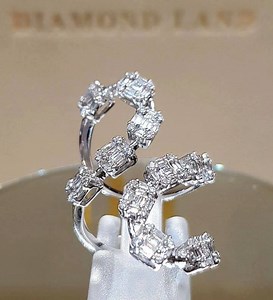 This ring got some killer curves 😉😍💎💍💎 Code number: RN10872 For more details please visit one of our shops, thank you: HELIOPOLIS: 19 farid st, behind le meridien salah salem. TEL: 0224146606 CITY STARS: new extention (3rd floor). TEL: 01111919099 KORBA BRANCH: 4 al thawra street TEL: 0224145408 MOHANDESIN: 24 adb el mon3eim reyad street. TEL: 0233380090 ALEXANDRIA: City center mall TEL: 01000265509 6th Of october city: Mall of Egypt TEL: 01158532259 #diamonds #rings #diamondrings #jewelry 