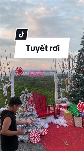 Tuyết rơi #lungchungmaycaphe #chualanh #xuhuong #tainongdan #noel2024 #noel2024 #giangsinh2024 #trending #photographer #decornoel #decorgiangsinh
