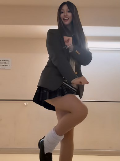 美味しそうなプリンとJKブランドダンス