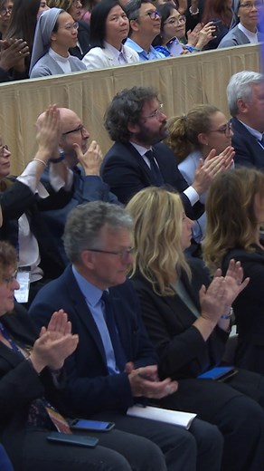 En el encuentro con los representantes de los medios de comunicación el Papa León XIV recordó a los periodistas encarcelados y pidió su liberación. Unos tres mil rostros y voces de todo el planeta sonrieron a la entrada del Pontífice, saludado por un atronador aplauso. El Papa ha asegurado que la paz comienza en cada persona, a través de cómo miramos, escuchamos y hablamos a los demás y ha destacado la importancia de comunicarnos con respeto y rechazar el uso de palabras o imágenes que fomenten 