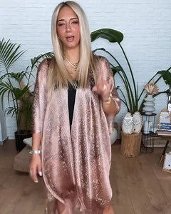 12K views · 67 reactions | Φανταστικό μεταλλιζέ κιμονό με κρόσια σε πάρα πολλά χρώματα για να διαλέξεις τα αγαπημένα σου για αυτό το καλοκαίρι στις διακοπές σου  ☑ Βρες το κιμονό στο eshop μας ΕΔΩ https://bit.ly/459qrtg | Dress2Undress | Facebook