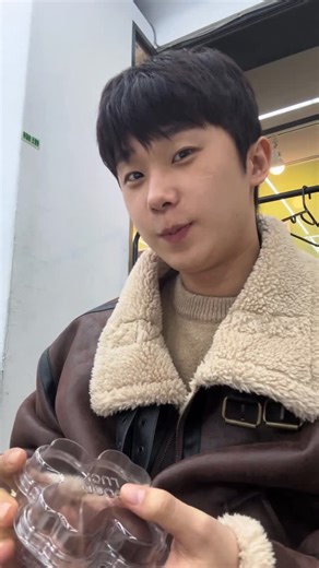 조정우 on Instagram: "이제서야 먹는 첫 후기 #두바이쫀득쿠키 #두바이초콜렛 #fyp #korea #reels"