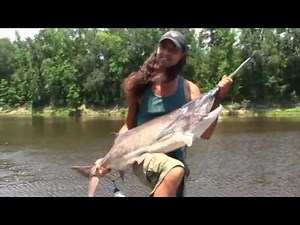 MASSIVE STRANGE FISH + 12oz SODA BOTTLE = REDNECK FUN!