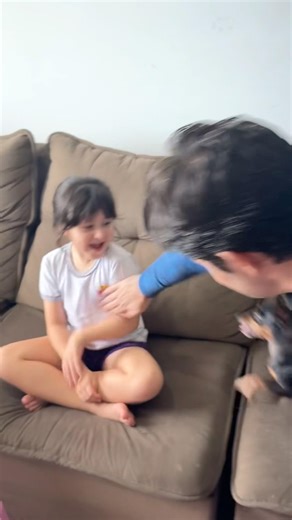 O pai fingiu bater… e olha o que a cachorra fez! 😳#bibi #crescendocombibi #shorts #shortvideo