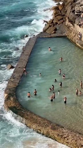 Team Turismo on Instagram: "🌊 Piscina natural de Azenhas do Mar, Portugal 🇵🇹✨ Cuando la fuerza de la marea golpea las rocas, la naturaleza crea un espectáculo único. Entre acantilados y el rugido del Atlántico, aparece una piscina natural donde el mar se calma… pero nunca pierde su esencia salvaje. ❄️ Sus aguas frías son el alivio perfecto para el calor intenso del verano, un abrazo revitalizante que despierta los sentidos y renueva el cuerpo. Cada zambullida es pura energía. 📸 El atractivo 