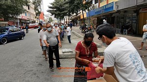 The 3Rs of Food Waste- Reduce. Rescue. Redistribute. Armed with the vision of a poverty-free Malaysia, What A Waste and its army of food warriors do their rounds everyday to ensure edible food bound for the landfills are redirected to the dinner plates of those in need. Besides distributing meals, the social enterprise also empowers and employs beneficiaries as cooks, who dish up ready meals for the community, as well as hope for a better future. | Our Better World