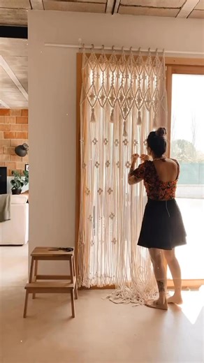 Parte del proceso de la cortina, ahora puedo decir que ya esta colgada en su sitio Recuerda que tienes un -15% descuento en la web con el código ABRIL15 www.makramamacrame.com #macrame #handmadewithlove #interiordesign #deco #decohome #vanlife #cortinas #macramelove #macramewallhanging #macramé #macramedesign #vanlifestyle #cortinamacrame #cortina | Macrame Projects