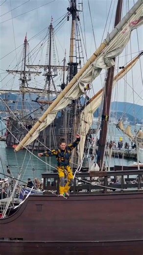 Slackline Show between beautiful Sail Boats