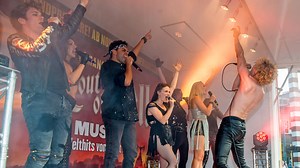 Das war unsere HÖLLISCH heiße 🔥🦇 BAT OUT OF HELL 🦇🔥 Trucktour! Unser "BATmobil" und die Londoner Cast haben euch ordentlich in fünf NRW-Städten eingeheizt. Wer von euch war dabei? 🤘 | Bat Out Of Hell - Das Musical