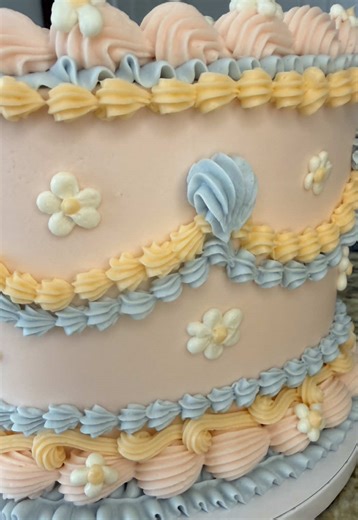 Vintage bluey cake? Sign me up. #blueycake #vintagecake #daisycake #cakes #cakedecorating