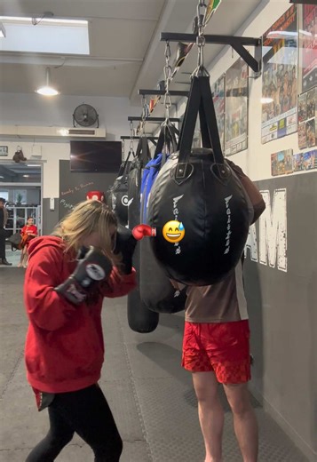 Keine Perfektion, einfach machen & durchhalten. | was ist eure fav sandsack übung? oss 🥊 #sandsack #training #boxen #ausdauer