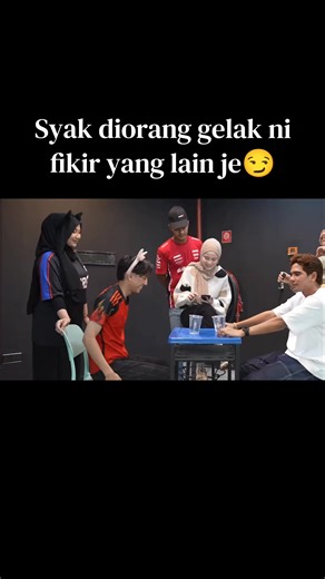 yang perempuan pun gelak sekali😏