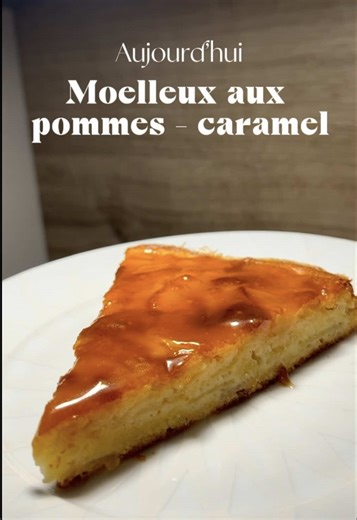 Moelleux aux pommes ultra fondant 🍎✨ Un gâteau tout doux, parfumé, nappé d’un caramel coulant qui fait fondre de bonheur… La bouchée de trop ? Jamais 😌🤎 #desserttiktok #moelleux #desserts #recetterapide #foodlovers