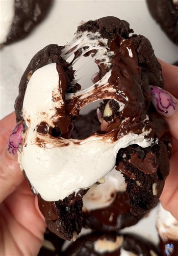 Rocky Road Cookie recipe 🍫🍪 #rockyroadcookies #doublechocolatechunkcookie #browniecookies #cookierecipes #bakerystylecookies Recipe: 1 cup cold unsalted butter 1/2 cup brown sugar 1/3 cup granulated sugar 2 eggs, room temp 2 tsp vanilla 3 tbsp black cocoa powder 1/4 cup unsweetened cocoa powder 1 tsp espresso powder *optional* 2 1/2 cups APF 1/2 tbsp cornstarch 1 tsp baking soda 1/2 tsp salt 1 cup semi sweet chocolate chips 1 1/2 cup mini marshmallows, frozen 2/3 cup sliced almonds Semi sweet