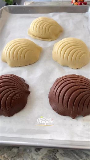 Conchas Pan Dulce Mexicano 💕 Les comparto ésta deliciosa receta para que disfrutes de un buen pan hecho en casa. Además es una receta especial para emprender. Son unas deliciosas conchas caseras. Un pan dulce Mexicano muy suave y esponjoso por dentro, con una cobertura crujiente de vainilla y chocolate. Quedan deliciosas😋 Les deseo la lista de ingredientes para que se vayan preparando 😉 El video paso a paso te lo dejo aquí 😉👇🏼 https://www.facebook.com/reel/835118692330309/ AQUÍ LA RECETA👇