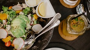 Deliciosas ensaladas de mango para refrescarte en esta primavera calurosa