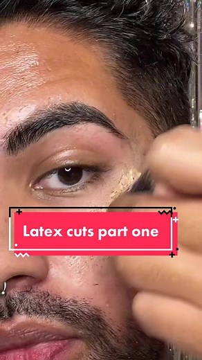 ❗️fake blood ❗️fake body Since it’s spooky season I thought I’d do a quick tutorial on how to do latex cuts two easy ways 🖤 ❗️please patch test latex before applying it besties #sfxmakeup #liquidlatex #latexmakeup #halloween #spookyseason #makeupartist #easymakeup