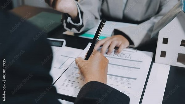 real estate agent Delivering sample homes to customers, mortgage loan contracts. Make a contract for hire purchase and sale of a house. and home insurance contracts, home mortgage loan concepts